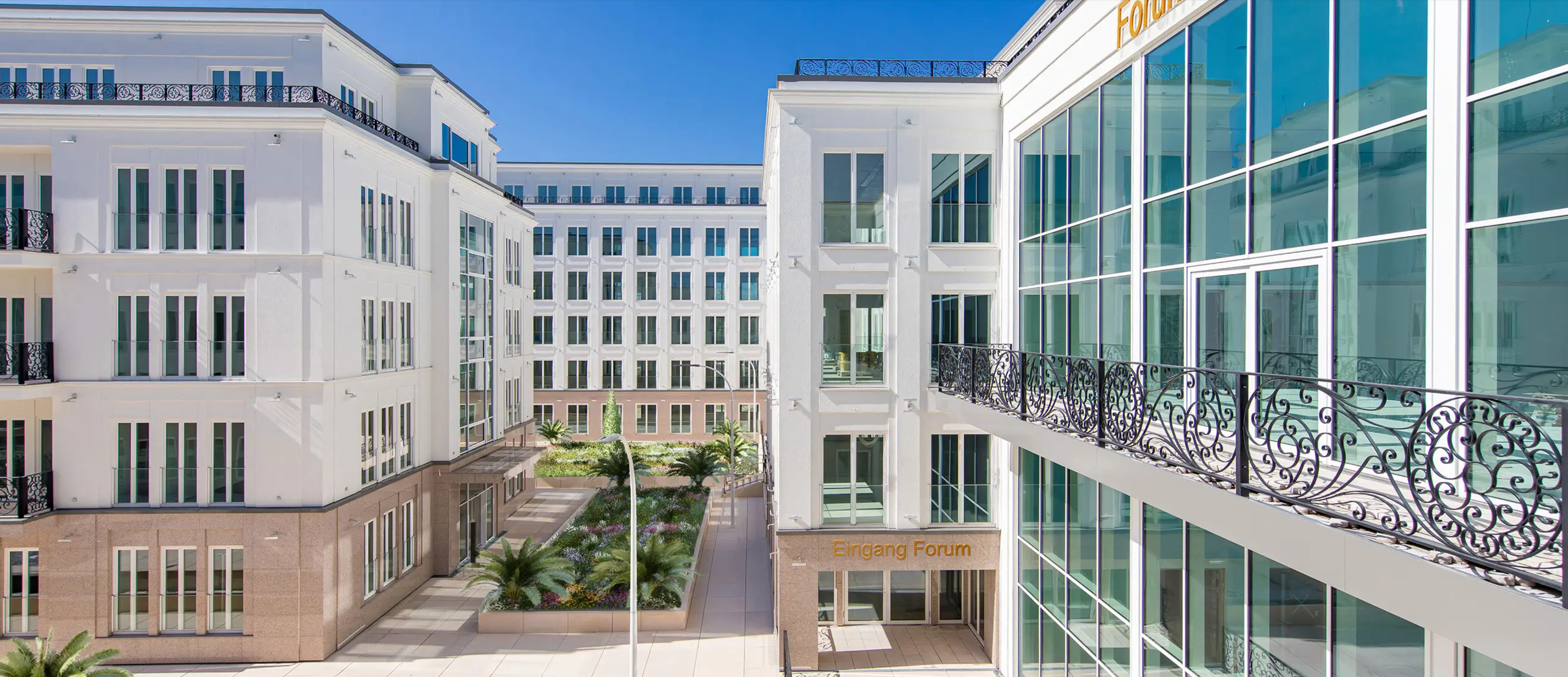 Forum II — Fassade mit Balkon