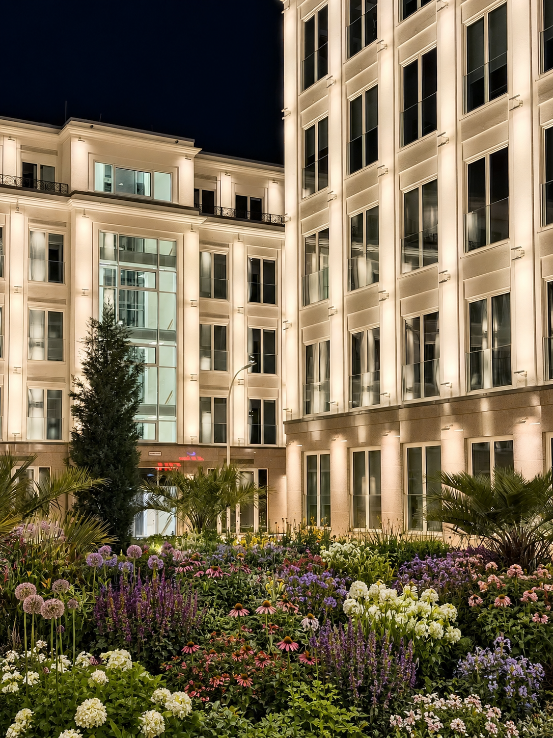 Forum II — Gartenanlage vor dem Haus